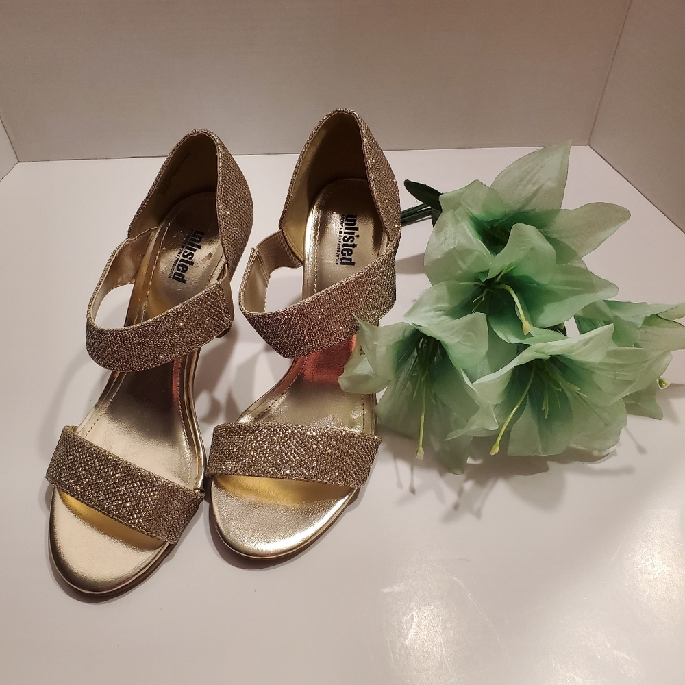🦨Unlisted by Kenneth Cole Little Middle gold sz 7